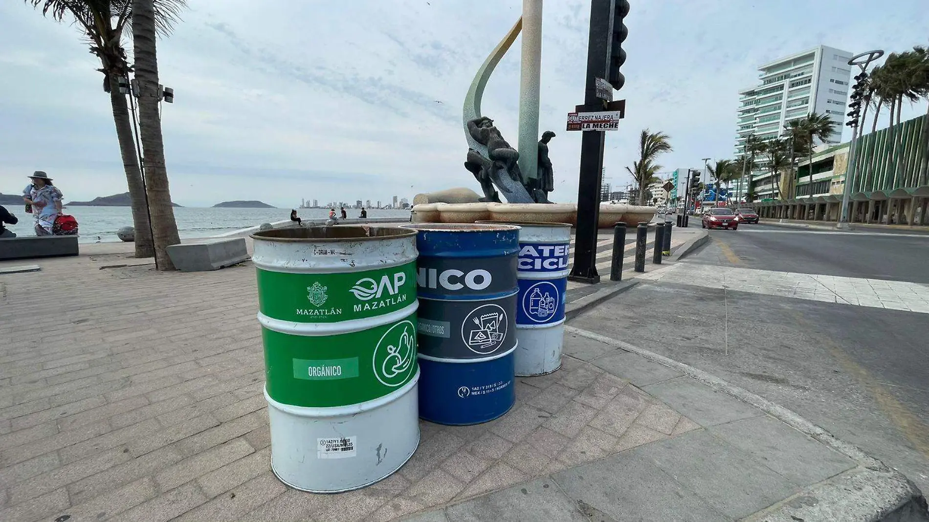 colocan contenedores de basura en mzt